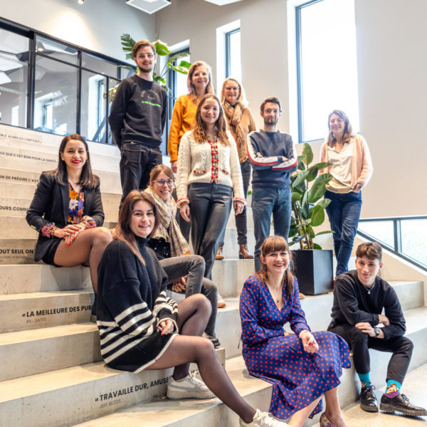 L'équipe Winbound pose dans les escaliers du Digital Park à Rennes